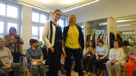 Natürlicher Charme und eine professionelle Präsentation: Mona (rechts) und Selina (links) inspirieren die Freundinnen eleganter Damenmode bei Marianne und Heinz Bartoschek.
