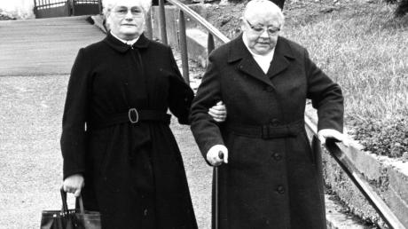 Die Station Sinning wird zum 1. August 1985 aufgelöst. Schwester Irmtrudis (li.) und Clarentia verlassen nach dem Abschiedsgottesdienst am 28. Juli 1985 die Sinninger Pfarrkirche und kehren ins Mutterhaus des Dritten Ordens nach München zurück. 