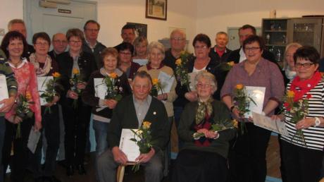 Mit Urkunden und Blumen wurden 33 langjährige Mitglieder im Rahmen der Jahresversammlung beim Obst- und Gartenbauverein Sinning für 25 Jahre Vereinstreue ausgezeichnet. 	