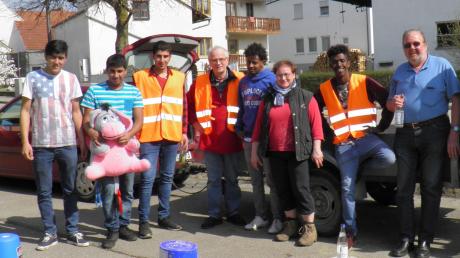 Mitglieder der Nachbarschaftshilfe Rohrenfels waren zusammen mit Migranten unterwegs, um Müll zu sammeln.  	