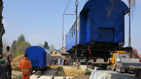 Leichte Übung mit ausreichend Power: zwei Autokrane setzten die Waggons auf das vorbereitete Gleisbett. In zwei Stunden waren die knallblauen Bahndienstwagen an Ort und Stelle. 