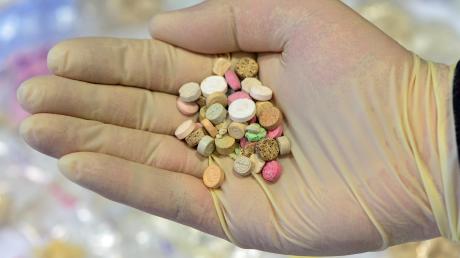 Bunte Pillen fielen der Kriminalpolizei Ingolstadt im vergangenen Jahr immer häufiger in die Hände. Bewusstseinserweiternde Drogen sind gerade wieder stärker auf dem Markt vertreten. Doch mit den Drogentoten haben sie nichts zu tun. 