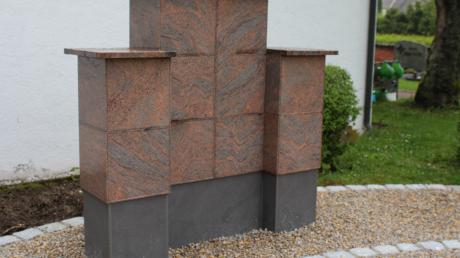 Die neuen Urnenstelen auf den Friedhöfen in Weichering (im Bild) und Lichtenau werden positiv von den Bürgern aufgenommen.  	
