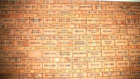 Auf der Spenderwand sind die Namen der 193 Spender auf Ziegelsteine graviert worden. 