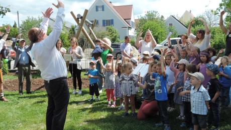 Klinikseelsorger Anton Tischinger bei der Kindersegnung im Rahmen des Spielplatzfestes in Rohrenfels. 	
