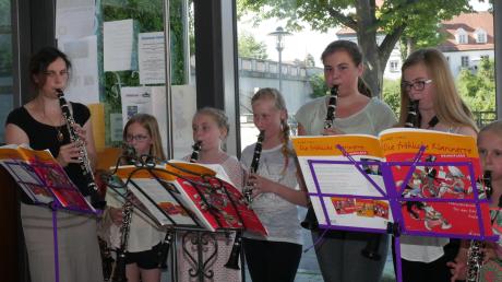 Diese jungen Klarinettistinnen spielten im Café Wort.Schatz. 	