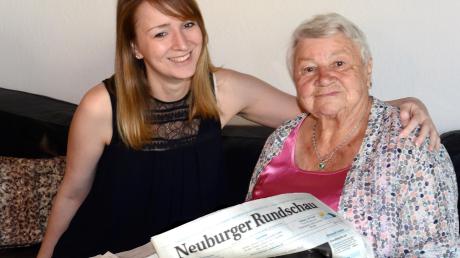 Gestern feierte Erika Mayr (rechts) 90. Geburtstag. Erste Gratulantin war die Enkelin Franziska, mit der sie interessiert den Bericht in der Neuburger Rundschau von Rosa Prüller, die einen Tag vor ihr den gleichen Jubeltag feierte, gelesen hat.