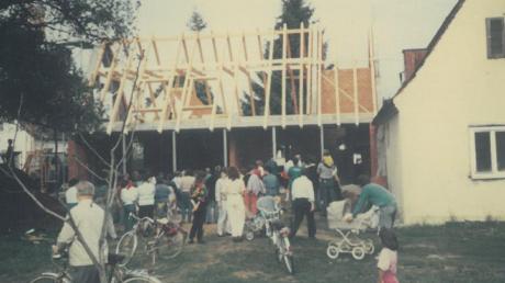 Das alte Schulhaus erhielt einen Anbau und wurde zum Kindergarten umfunktioniert. 1991 wurde Hebauf gefeiert.  	