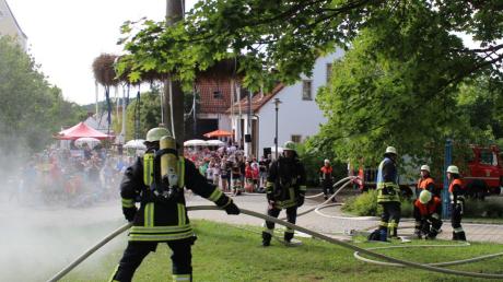 Einen sogenannten Löschangriff demonstrierten die Feuerwehrmänner aus Oberhausen im Rahmen des Tags der offenen Tür ihren Besuchern. 	