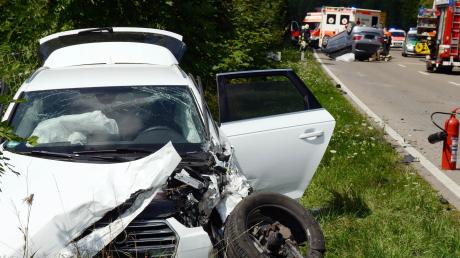 Frontal zusammengestoßen sind gestern zwei Autos auf der B16 bei Weichering.