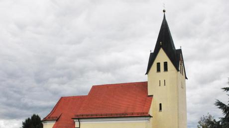 Die St.-Nikolaus-Kirche in Sinning: außen unspektakulär, innen nach Meinung einiger Experten ein „Rokkokojuwel“. 