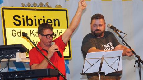 Mit vollem Einsatz trugen die beiden Dorfheiligen Reinhard Dittenhauser (links) und Daniel Biber die „Schandtaten“ vor.