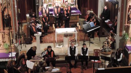 Zum 17. Mal fand am Sonntag das Rohrenfelser Adventskonzert unter der Leitung von Maria Hunecker in der Pfarrkirche Maria Heimsuchung statt. Mit dabei waren neben dem Kirchenchor alle Gruppen, die im Ort musikalisch engagiert sind.  	