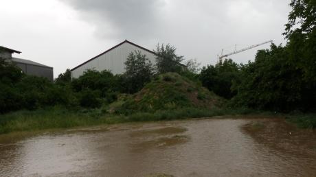 Diese aufgeschüttete Erde ist in Ehekirchen derzeit Ursache für viel Unmut. Anwohner des Rosenwegs haben Angst, dass ihre Grundstücke dadurch bei Hochwasser besonders gefährdet sind. Das Foto zeigt die jüngste Überschwemmung. 