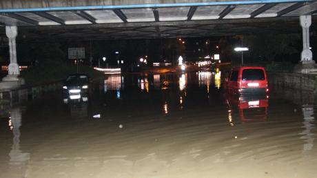 Unter der Eisenbahnbrücke zwischen Schlosslände und Schillerbrücke blieben Autos im Wasser stecken 