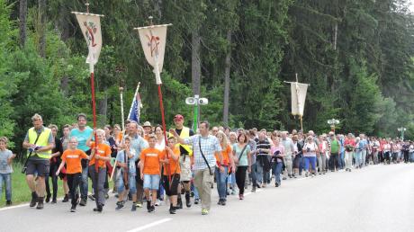 Mit Kreuzen, Fahnen, Gebeten und Gesängen zogen die Oberhausener Wallfahrer 40 Kilometer zur Wallfahrtsbasilika Maria Brünnlein. 