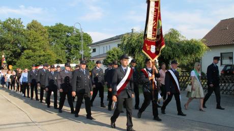 Die Feuerwehrmänner des Jubelvereins FFW Seiboldsdorf beim großen Fest im 190-Einwohner-Dorf. 