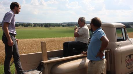 Projektbetreuer Michael Hafner, Landwirt Paul Strixner und Anlieger Karl-Heinz Schmidl (von links) beim Ortstermin auf dem Abenberg mit Blick auf den Südteil der Schorner Röste. 