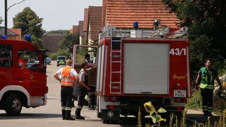 Kein Durchkommen, die Straßen in Unterhausen werden von der Feuerwehr abgeriegelt, die Polizei evakuiert die betroffenen Häuser.