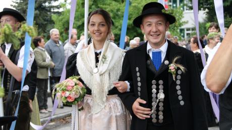 Höhepunkt des Umzugs waren natürlich Gerstenbraut und Hopfenbräutigam, die Julia Stegmair und Fabian Lindermayr charmant verkörperten.