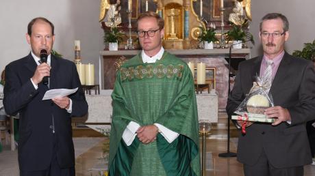Florian Leppert (Mitte) wurde von Peter Lehenmeier (links) und Berthold Mertel in der Pfarrei willkommen geheißen. 	<b>Foto:</b>
<b>Peter Gabler</b>
