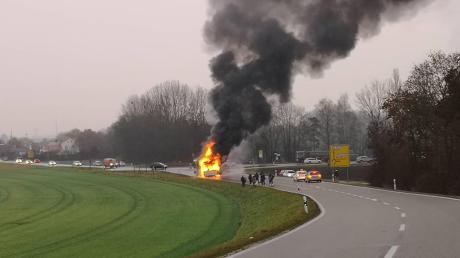 Zwischen Bergheim und Irgertsheim brannte am Dienstagmorgen gegen 8 Uhr ein Schulbus vollständig aus.
