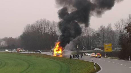 Komplett in Flammen stand Dienstagmorgen ein Linienbus, der Berufsschüler nach Ingolstadt bringen sollte. Die Busfahrerin und die zehn Schüler hatten den Bus noch rechtzeitig verlassen. 