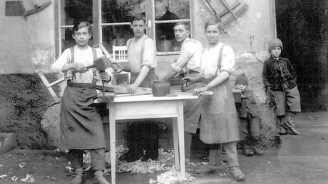 In den 1950ern blickt Max Kempfle der Dritte, der heutige Chef von Kempfle Küchen, als kleiner Steppke (rechts) den Gesellen und Lehrlingen seines Vaters bereits über die Schulter. 