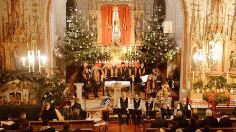 Das Adventskonzert in der Pfarrkirche Mariä Heimsuchung stimmte nicht nur akustisch auf das Fest ein, sondern auch durch die Illuminierung. 	