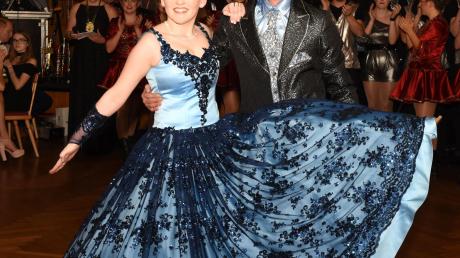 In einem Traum aus Blau schwebte Prinzessin Marlene (Guppenberger) aus Unterstall zusammen mit ihrem Prinzen Sebastian (Weidacher) aus Irgertsheim über den Tanzboden. 