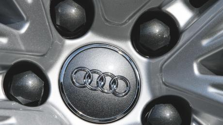 Ein Fliesenleger arbeitet nicht länger für bestimmte Berufsgruppen. Vor allem gegen Audi-Ingenieure hat er eine Abneigung entwickelt.