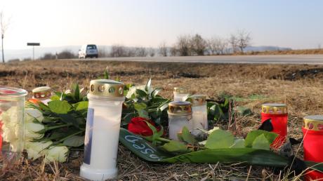 Rosen und Kerzen säumen den Straßenrand an der Staatsstraße 2035 zwischen Ehekirchen und Rohrenfels. Dort starben bei einem Verkehrsunfall am Samstagabend zwei junge Männer.