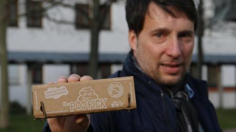 Ulrich Auburger will die Poopicks im Landkreis etablieren. Die Kartonboxen bestehen aus recyceltem Papier und werden von Menschen mit körperlicher Behinderung in der Nordeifel zusammengefaltet.