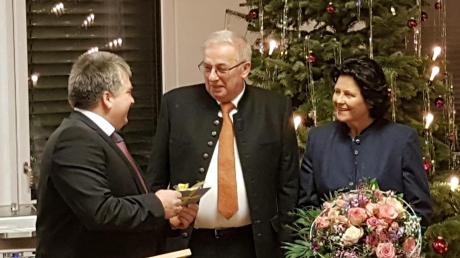 Aufsichtsratvorsitzender Mathias Wintermayr (links) überreichte Leonhard Sedlmair und seiner Frau Geschenke zum Abschied.  	