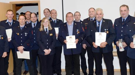 Zehn aktive Wehrleute freuten sich über die Auszeichnungen durch die Feuerwehrführung und die Inspektion.