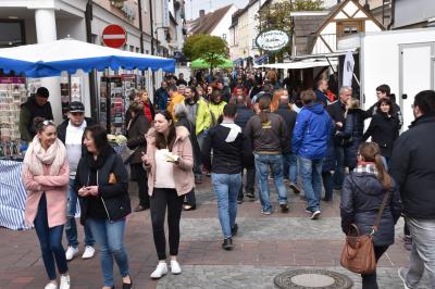Marktsonntag: Menschen über Menschen in Neuburg