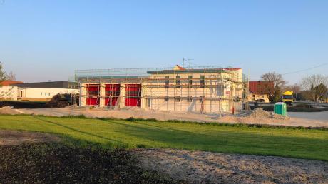 Die drei roten Tore deuten schon auf das Feuerwehrhaus hin, das in Stengelheim an der Neuburger Straße entsteht. Mit über einer halben Million Euro handelt es sich in diesem Jahr um eine der größten Investitionen, die die Gemeinde Königsmoos tätigt. 