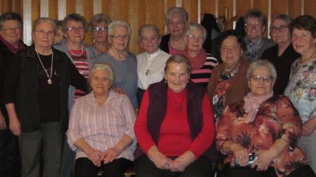 Damals und heute: 24 Damen absolvierten 1959 erfolgreich die Landwirtschaftsschule in Neuburg. Ihre feschen Dirndl nähten sie selber. Nach 60 Jahren trafen sich 16 von ihnen in Bayerdilling wieder. 	