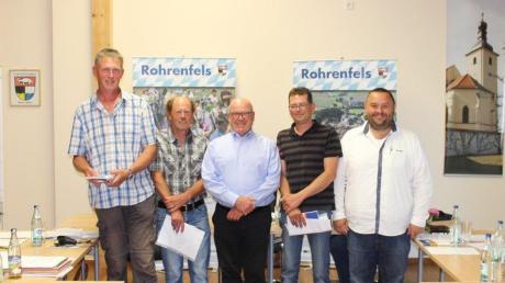 Die neuen Feldgeschworenen: (von links) Alexander Greiml und Siegfried Griebel sind für Ballersdorf aktiv, Josef Neff und Lukas Frank für Rohrenfels. Mit der MItte steht Bürgermeister Wigbert Kramer.  	