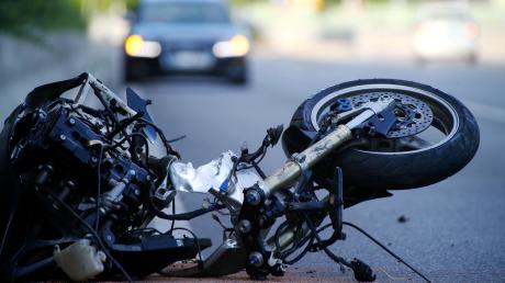 Unfall auf A8 bei Sulzemoos: Der Zustand des gestürzten Motoradfahrers aus Schrobenhausen ist nach wie vor kritisch.