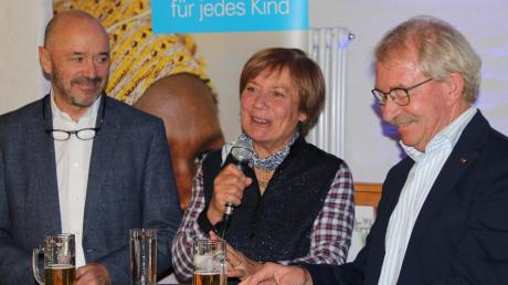 Christian Neureuther (links) und Rosi Mittermaier gratulierten der Arbeitsgruppe Ingolstadt von Unicef zum 15. Geburtstag.  	