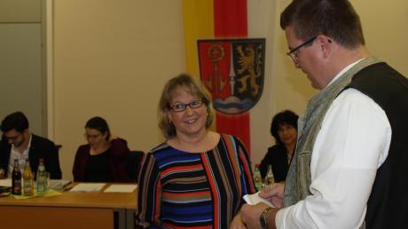 Bürgermeister Tobias Gensberger vereidigt Andrea Weck. Sie ist 46 Jahre alt, neu im Gemeinderat von Bergheim und wohnt in Unterstall. 