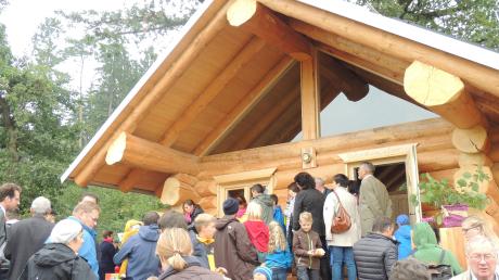 Nach einem Brand bekam der Waldkindergarten in Unterstall neue Blockhütten. Im September wurden sie eröffnet.