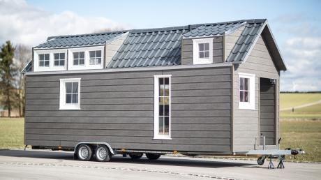 So kann ein Tiny House aussehen. Das mobile Zuhause steht auf Rädern und kann deshalb problemlos von A nach B transportiert werden. 20 solcher Minihäuser sollen bald auch in Hütting stehen.