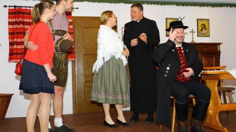 Die Theatergruppe des Schützenvereins Rohrenfels bei der diesjährigen Premiere im Schützenheim. 	