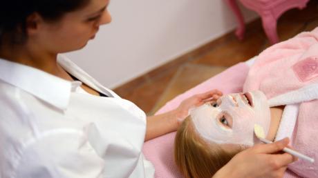Bei einer Kosmetikbehandlung steht häufig auch das Wohlbefinden der Kundinnen und Kunden im Mittelpunkt. 