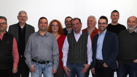 Kreisvorsitzender Werner Widuckel zusammen mit Kreisrat Peter Mosch (links) und den Gemeinderatskandidaten der SPD-Königsmoos.  	