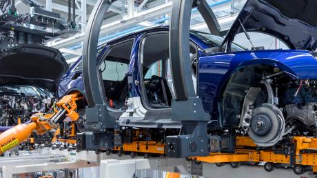 Die Autoindustrie steht vor einem Umbruch: Audi will in den kommenden Jahren zahlreiche Modelle elektrifizieren, für die Mitarbeiter gibt es entsprechende Qualifizierungsangebote.
