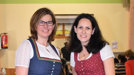 Zusammen mit Kursleiterin Renate Bodensteiner (links) präsentierte Maria Ettenreich ihr selbst genähtes Dirndl.