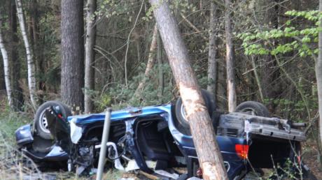 Das Auto des Manchingers überschlug sich und prallte gegen mehrere Bäume. Der Fahrer starb noch an der Unfallstelle. 